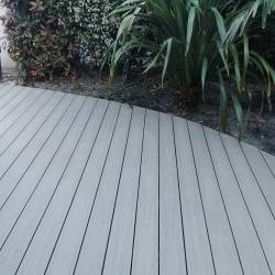 Cr�ation d'une terrasse en lames Brooklyn avec suivi de l'arrondi 