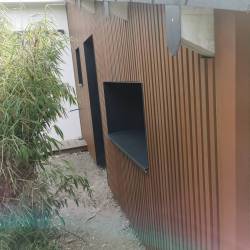 Bardage sur une extension - Secteur Saint Emilien de Blain -Bardage WEO 35 Coloris Teck + Pliages Alu pour menuiseries