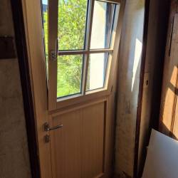 Porte d'entr�e MEO - Mod�le Ph�dre - partie sup�rieure en oscillo battante - Vue int�rieure - Porte mixte  ALU Ext�rieur et Bois Int�rieur- Coloris RAL 5023 Ext. et Ch�ne Champagne Int. - Secteur de Pless�